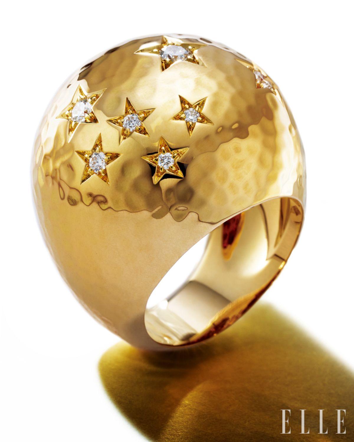 18K 옐로골드에 다이아몬드를 세팅한 수 레 제투왈 링은 가격 미정, Van Cleef & Arpels.