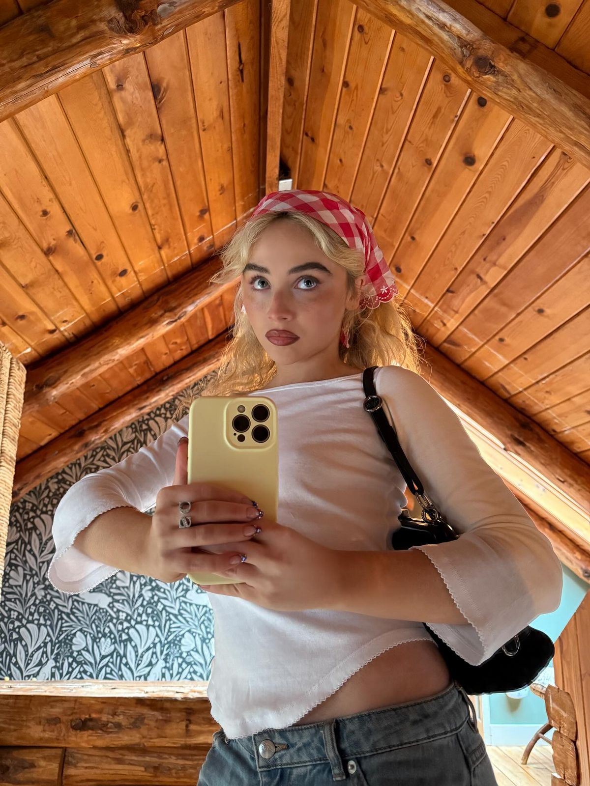@sabrinacarpenter