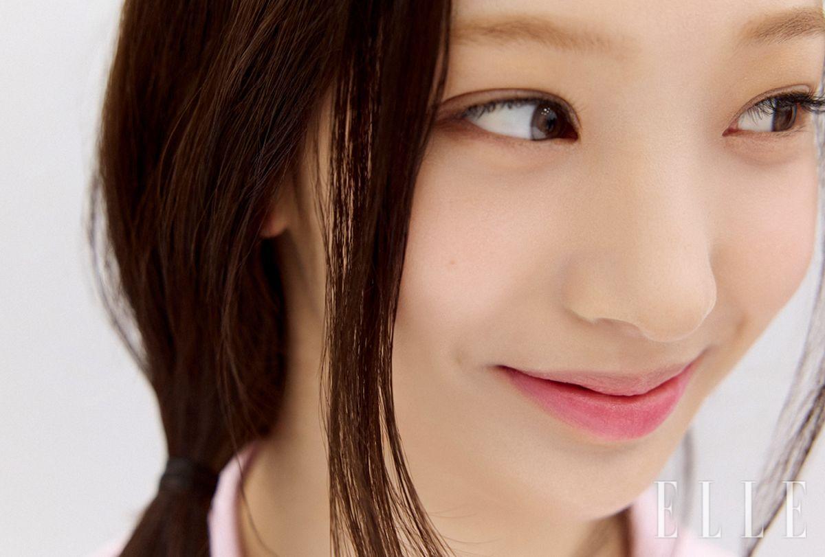 세아와 서연, 둘 다 같은 프라다 뷰티의 ‘블루 밤’을 매치했지만 각자의 숨길 수 없는 개성이 또렷하게 빛나던 순간. 입술에 바르면 개개인에게 맞춤으로 발색돼 입술 본연의 컬러를 돋보이게 해주는 프라다 립 밤, U001 아스트랄 핑크 덕분!