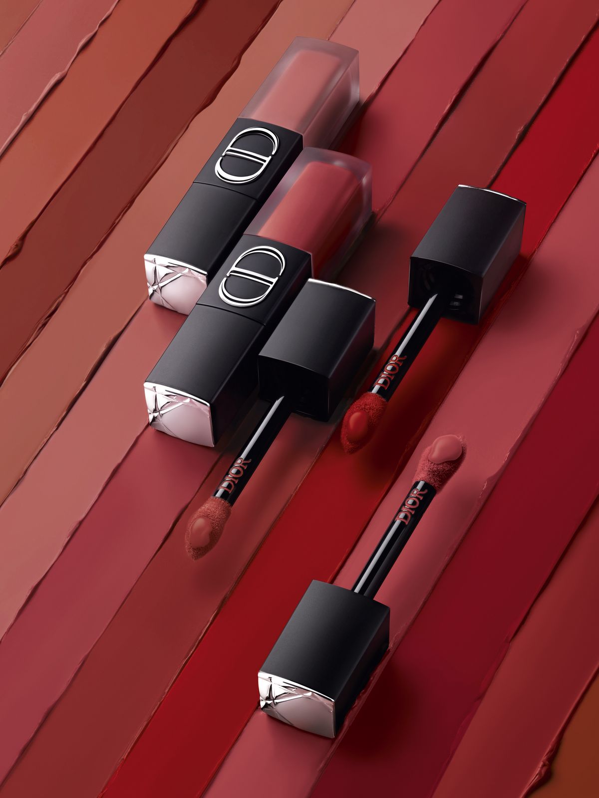 총 10가지의 쉐이드로 선보인 NEW 루즈 디올 온 스테이지 잉크 블러 6ml, 6만원 대. 