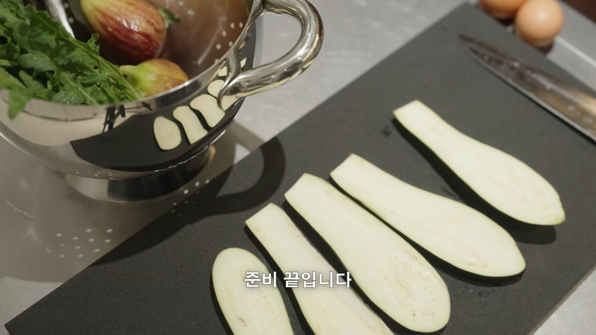 가지 오믈렛 만들어 먹은 강민경 