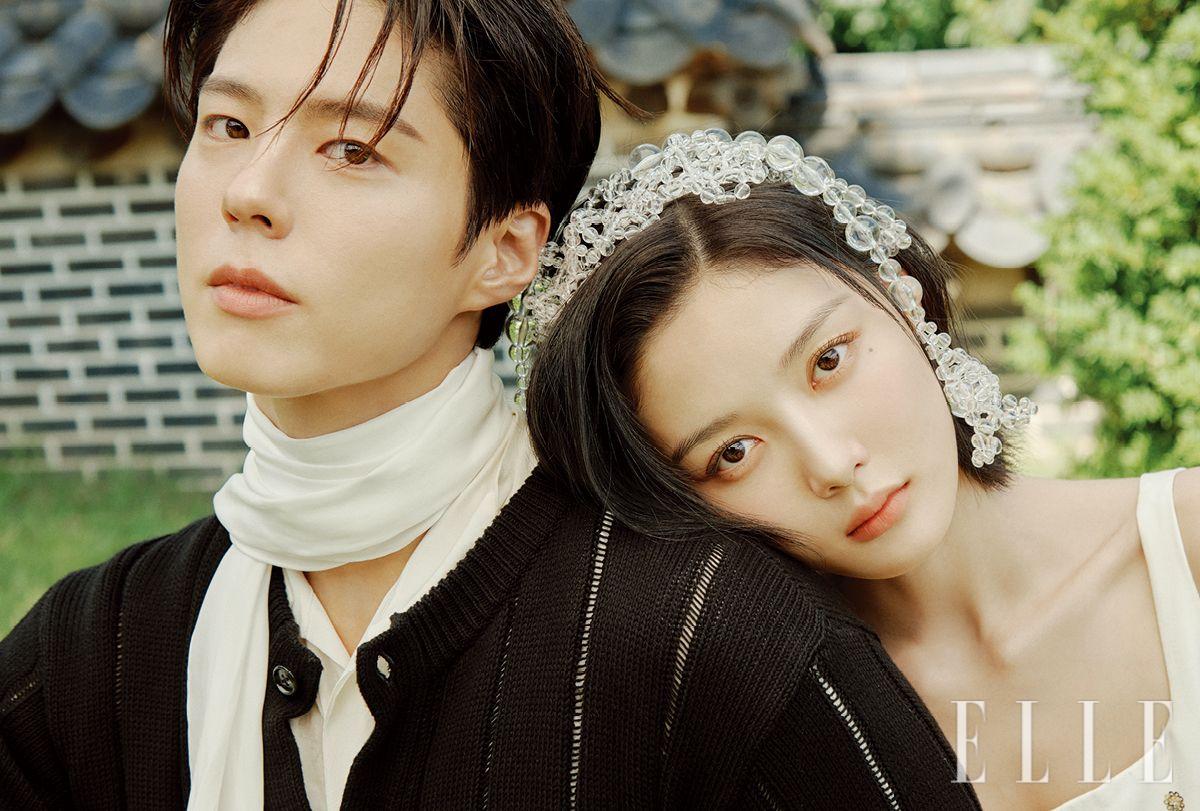 보검이 입은 카디건은 Ann Demeulemeester by Adekuver. 셔츠는 Enfants Riches Déprimés. 스카프는 스타일리스트 소장품. 유정이 입은 아플리케 톱은 Bibiy. 헤드피스는 Brown Hat.