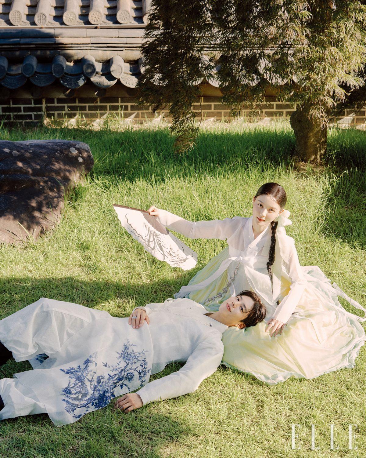보검이 입은 화이트 중치막 코트는 Haemi. 화이트 저고리와 조거 팬츠는 모두 C-Zann E. 블랙 버선 부츠는 Riu & Viu. 브로치와 화이트 링은 모두 ZeCraft. 유정이 입은 한복과 노리개, 옥반지와 댕기는 모두 Seodamhwa. 부채는 Baekoaksoo Hanbok.