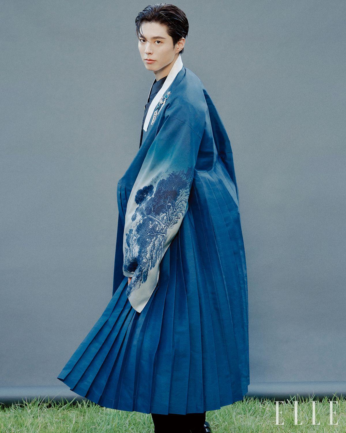 철릭은 Leesle. 배자와 바지는 모두 Yuhyunhwa Hanbok. 셔츠는 Hanbok Moon. 버선 모티프의 슈즈는 Riu & Viu. 브로치는 모두 37.126k.