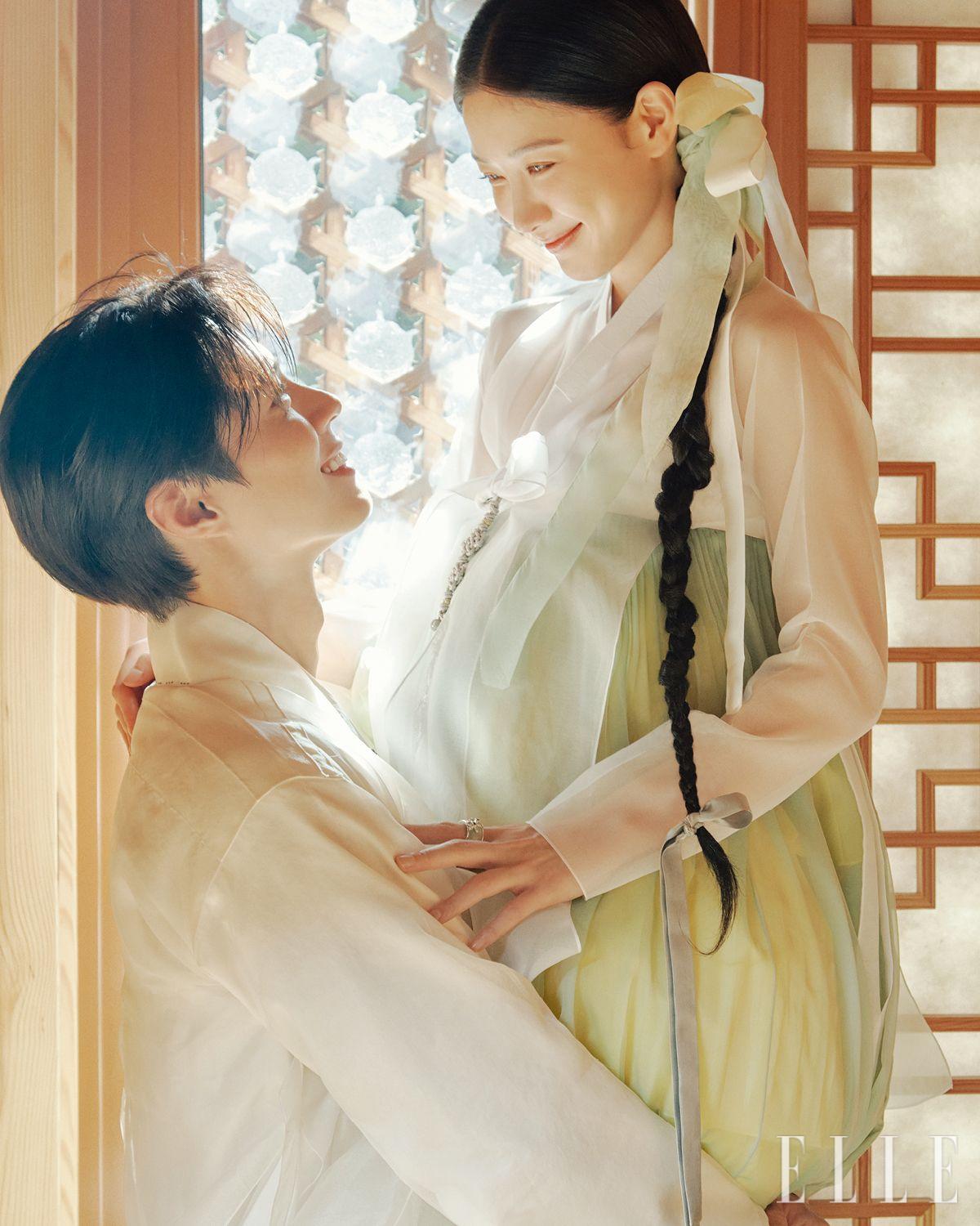 보검이 입은 중치막은 Haemi. 유정이 입은 당의와 덧치마, 무지기치마, 댕기, 노리개, 옥반지는 모두 Seodamhwa.