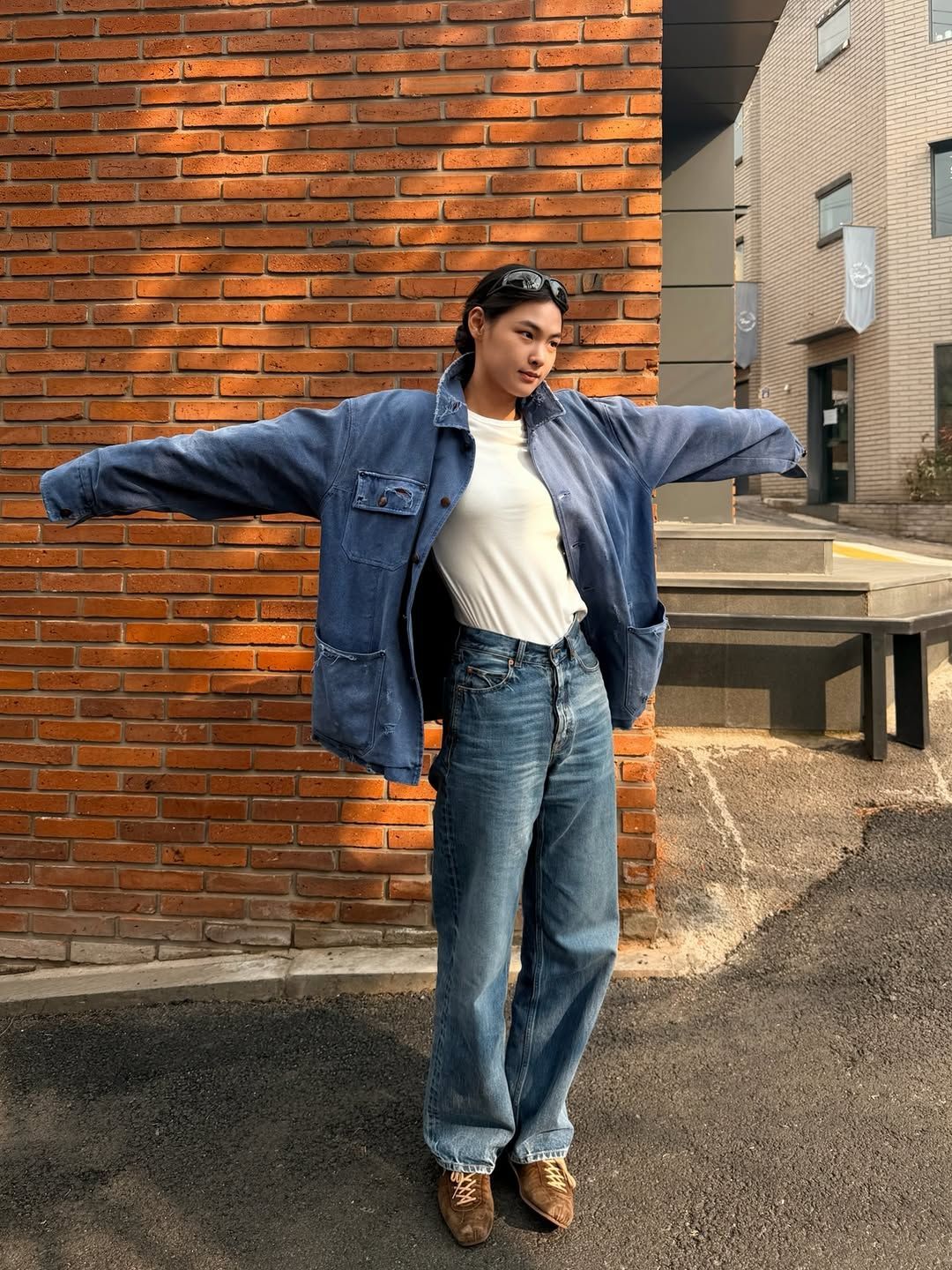 오버사이즈 데님 재킷에 스트레이트 데님을 매치한 모델 엘리스
