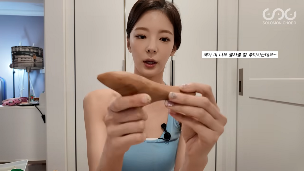 괄사를 활용한 어깨 관리법 공개한 리아 