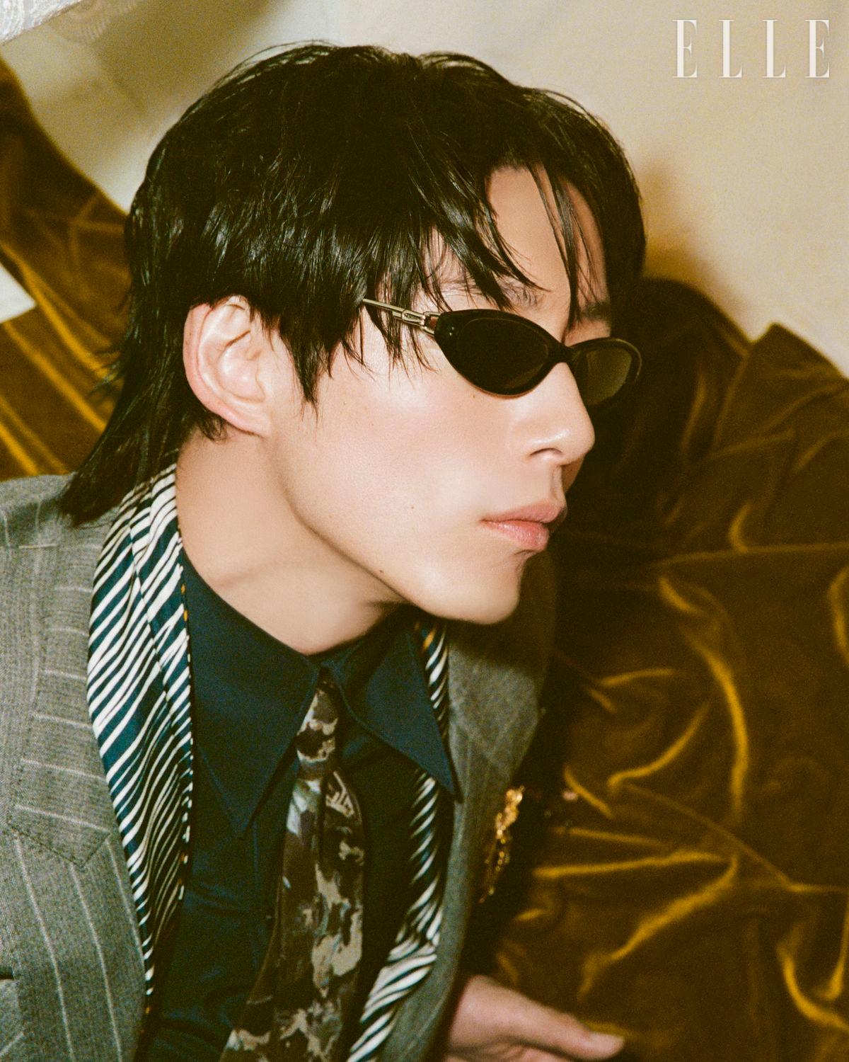 캣아이 프레임에 식물의 줄기를 형상화한 루프 디테일을 더한 선글라스 크레페 01는 Gentle Monster. 클래식한 실루엣에 조형적인 디테일을 더해 우아하면서도 강렬한 인상을 완성했다. 재킷과 셔츠, 팬츠, 로퍼, 타이, 스카프, 카메오 브로치는 Dolce&Gabbana. 부엉이 브로치 스타일리스트 소장품. 장갑은 Berluti. 벨트는 Recto. 