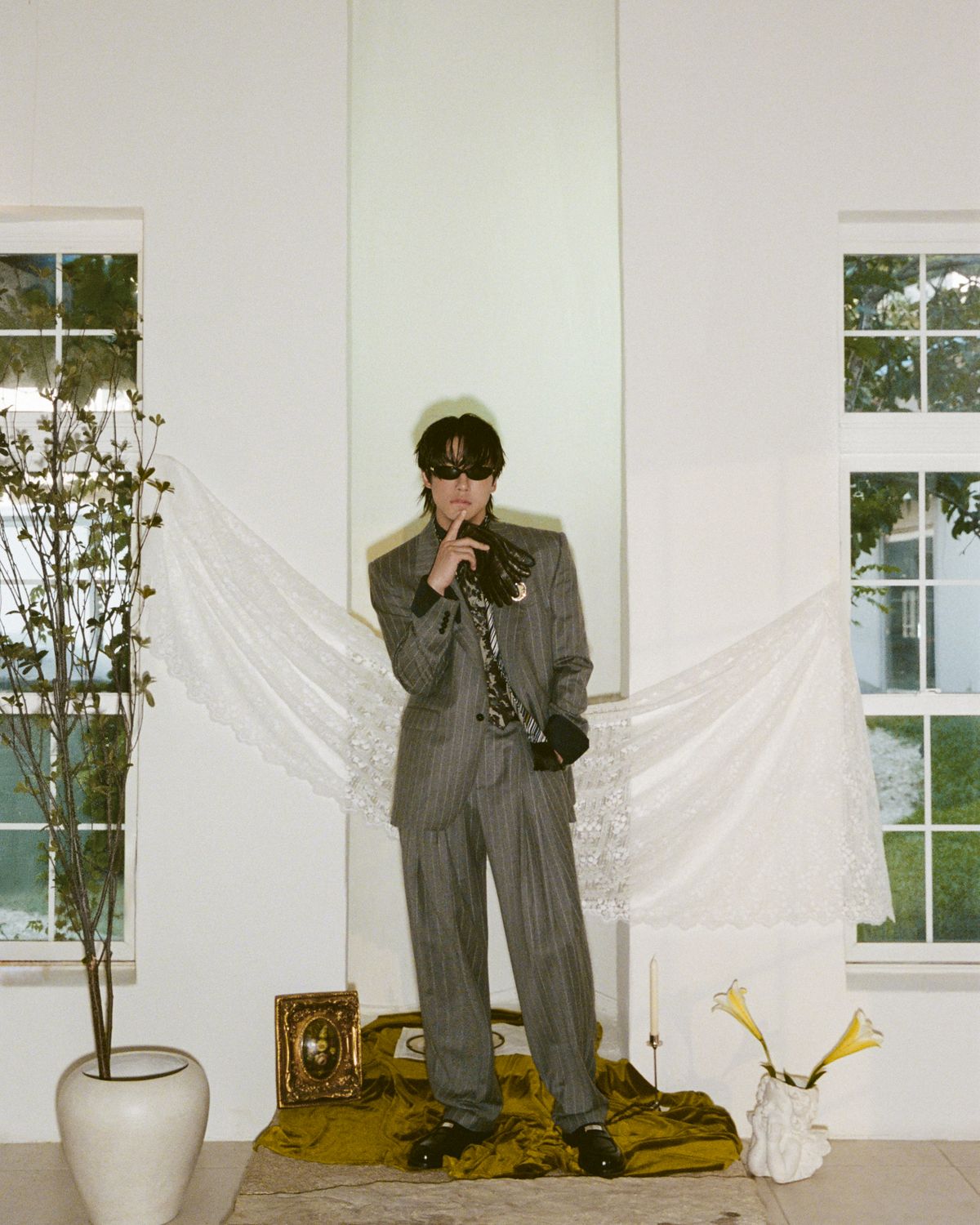 캣아이 디자인의 선글라스 크레페 01는 Gentle Monster. 재킷과 셔츠, 팬츠, 로퍼, 타이, 스카프, 카메오 브로치는 Dolce&Gabbana. 부엉이 브로치 스타일리스트 소장품. 장갑은 Berluti. 벨트는 Recto.