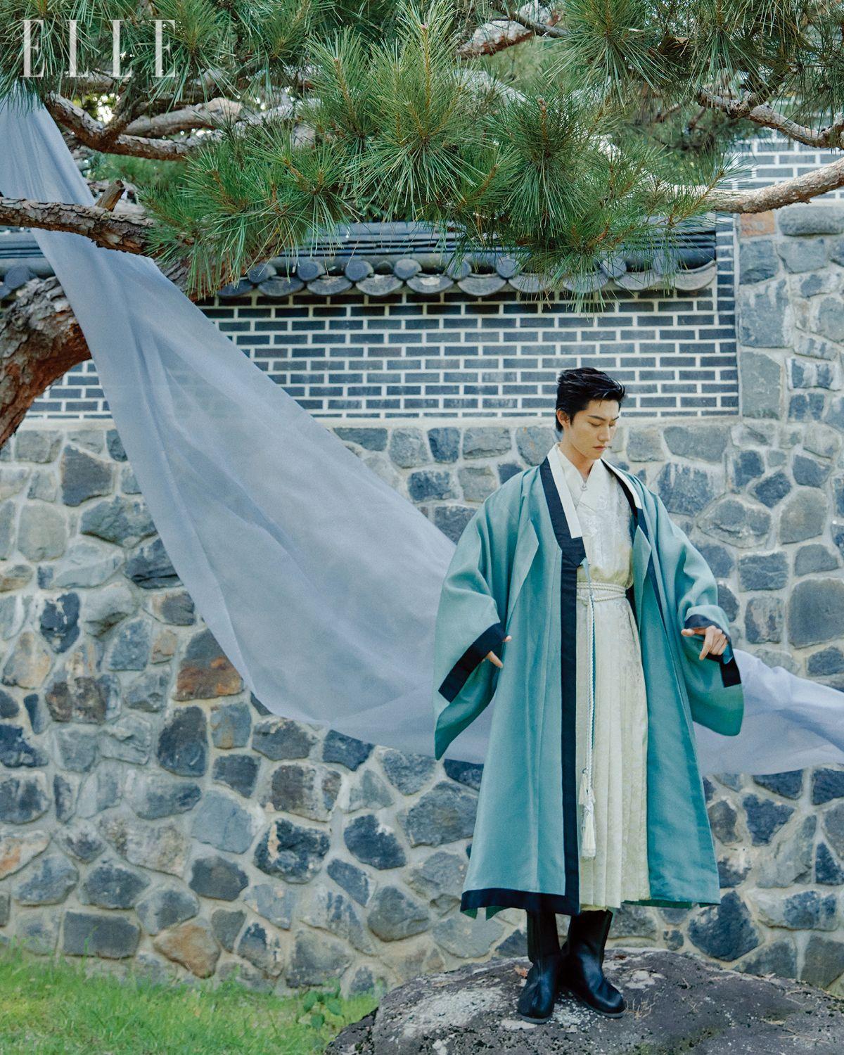 한복은 Tchai Kim. 팬츠는 Zagae. 슈즈는 House of Lynn. 술띠는 스타일리스트 소장품.