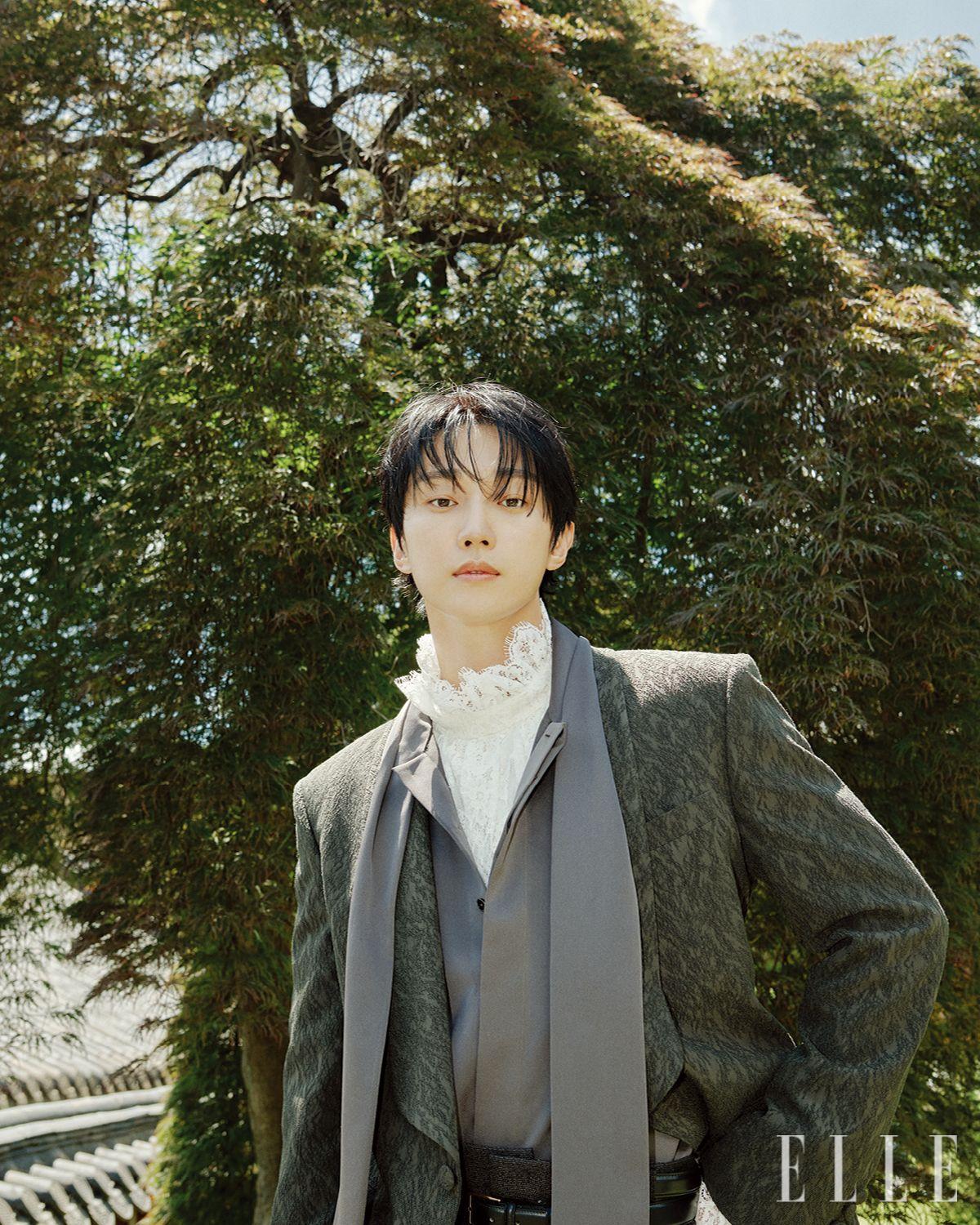 진영이 입은 재킷과 셔츠는 모두 Heon Kim. 레이스 블라우스는 Dadada Hanbok. 팬츠는 Stu Office. 벨트는 Saint Laurent by Anthony Vaccarello.
