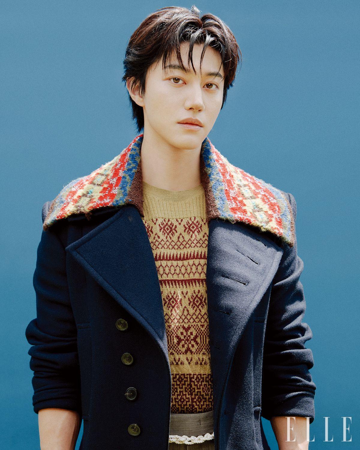 라펠 포인트의 롱 코트와 니트 톱은 모두 Dries Van Noten. 팬츠는 Recto. 