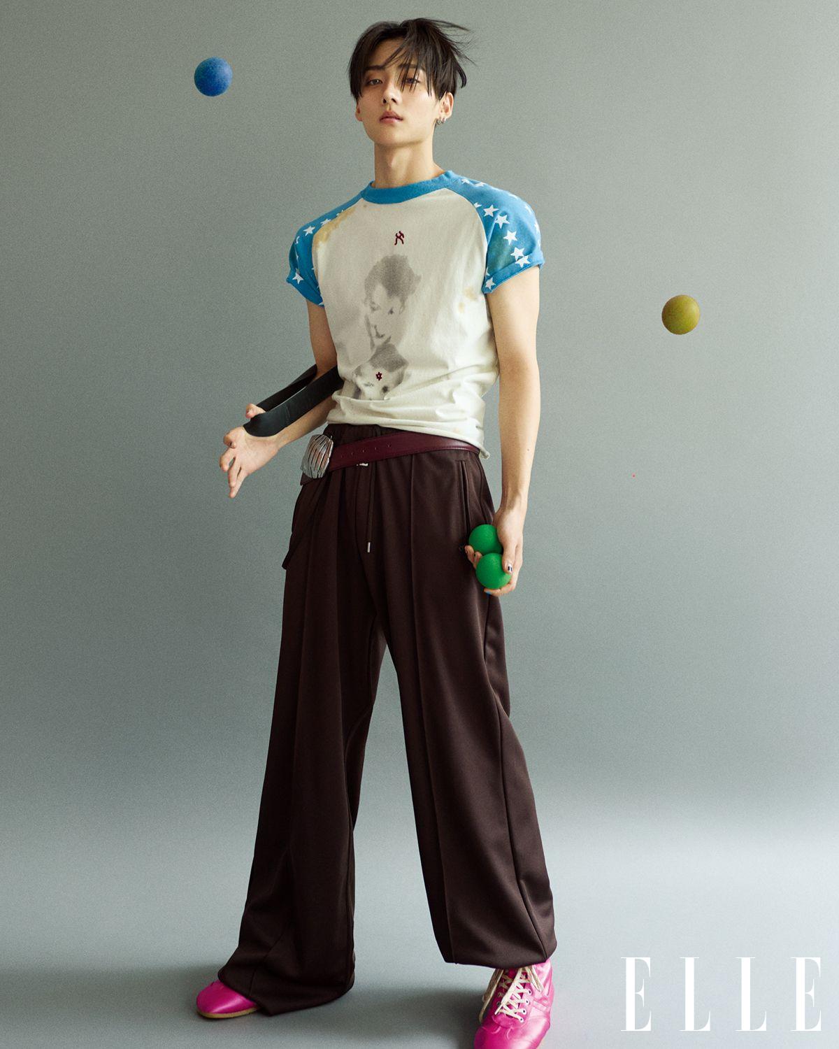 쇼트 슬리브 톱은 Enfants Riches Déprimés. 팬츠는 Courrèges. 벨트는 Jean Paul Gaultier. 하이톱 슈즈는 Dries Van Noten.