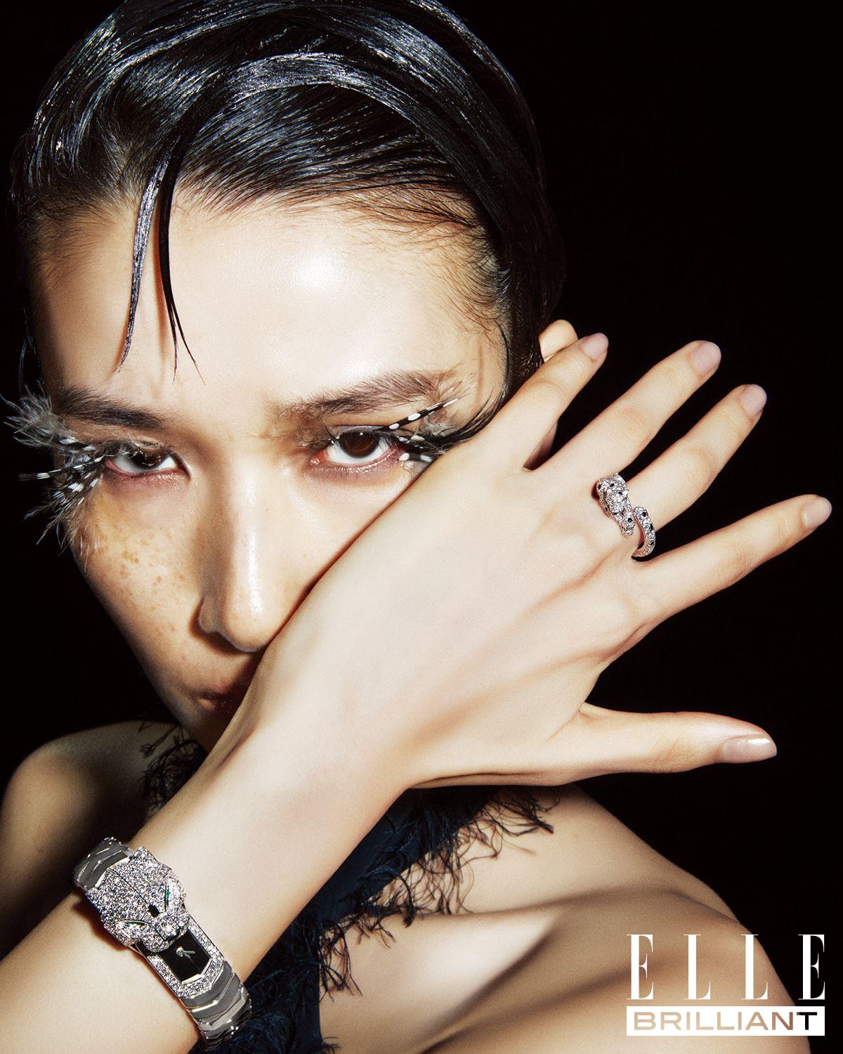 드레스는 Courrèges.