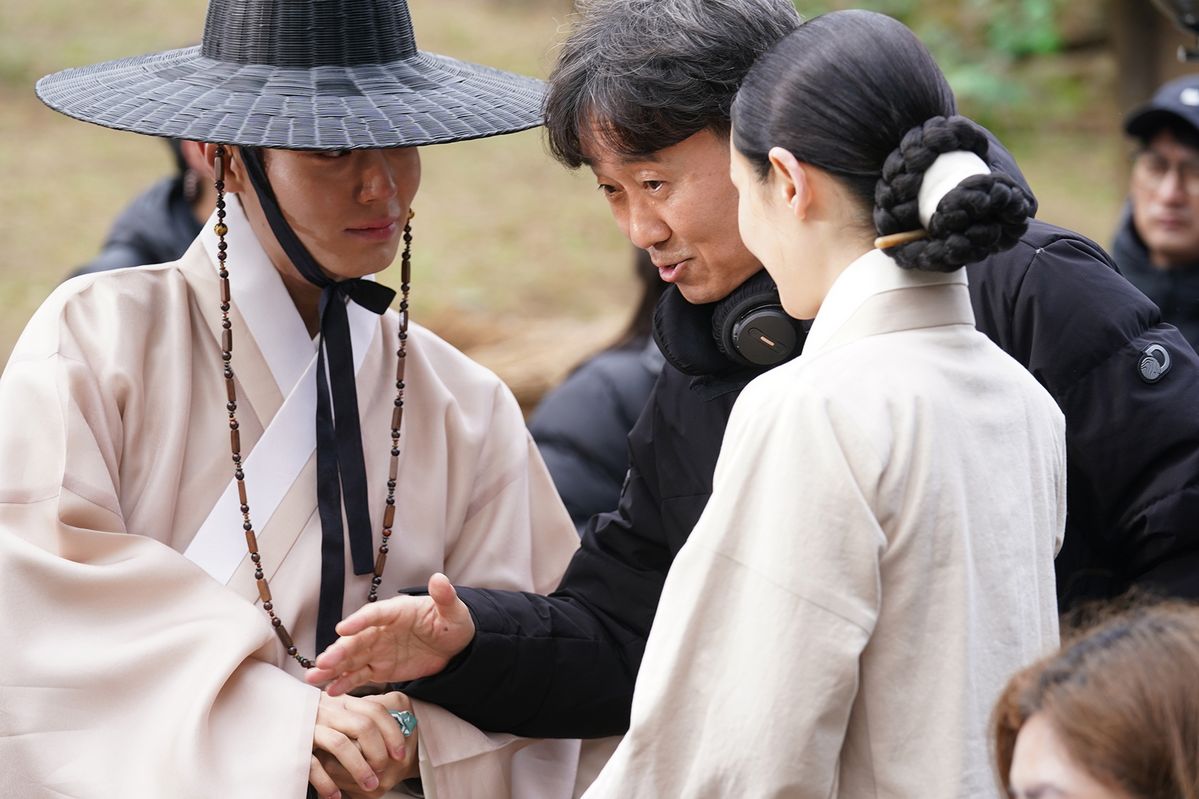 영화 <왕과 사는 남자> 촬영 현장의 장항준 감독
