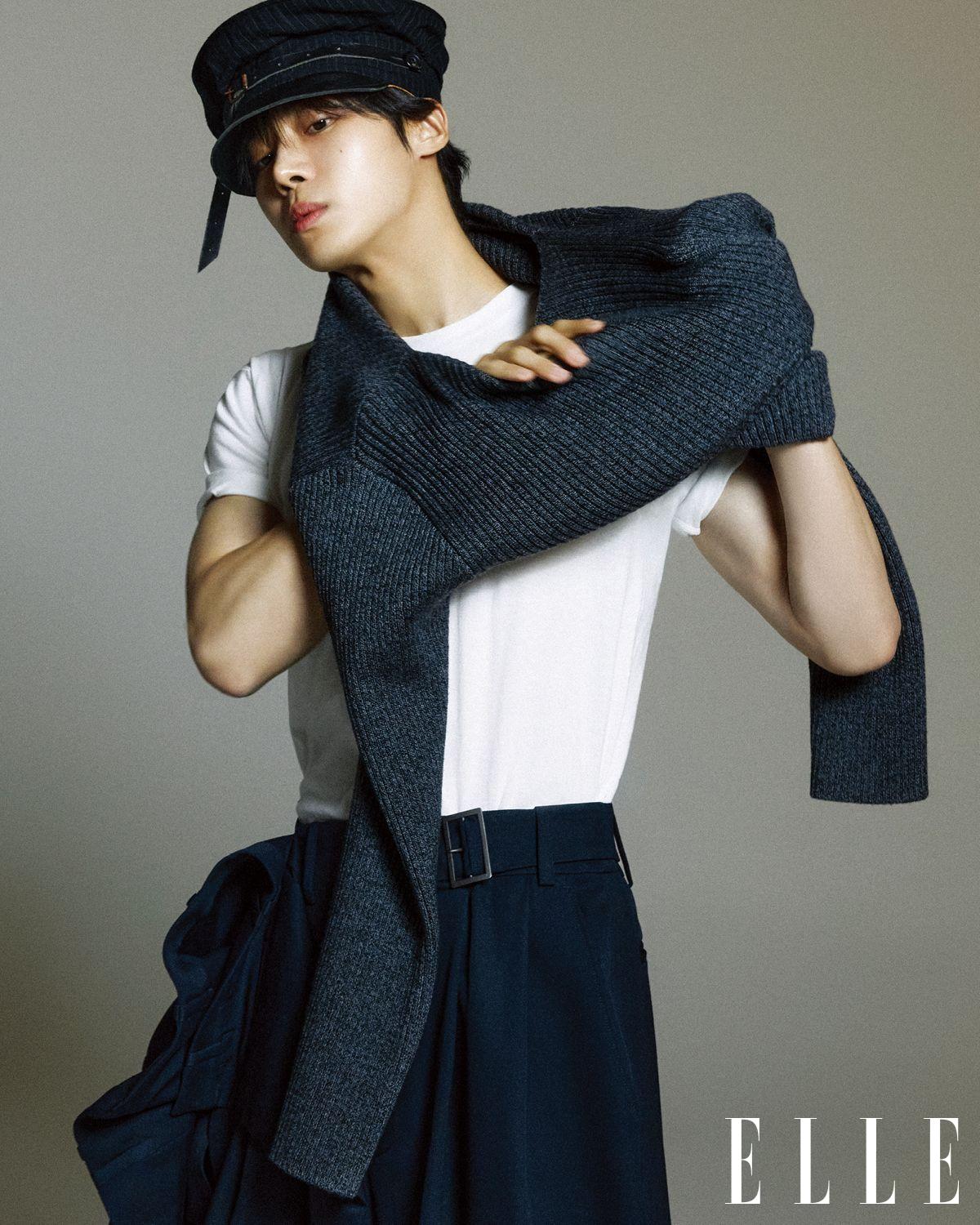 니트는 Courrèges. 티셔츠는 Hanes. 팬츠는 Juun. J. 모자는 Paul Harnden Shoemakers. 