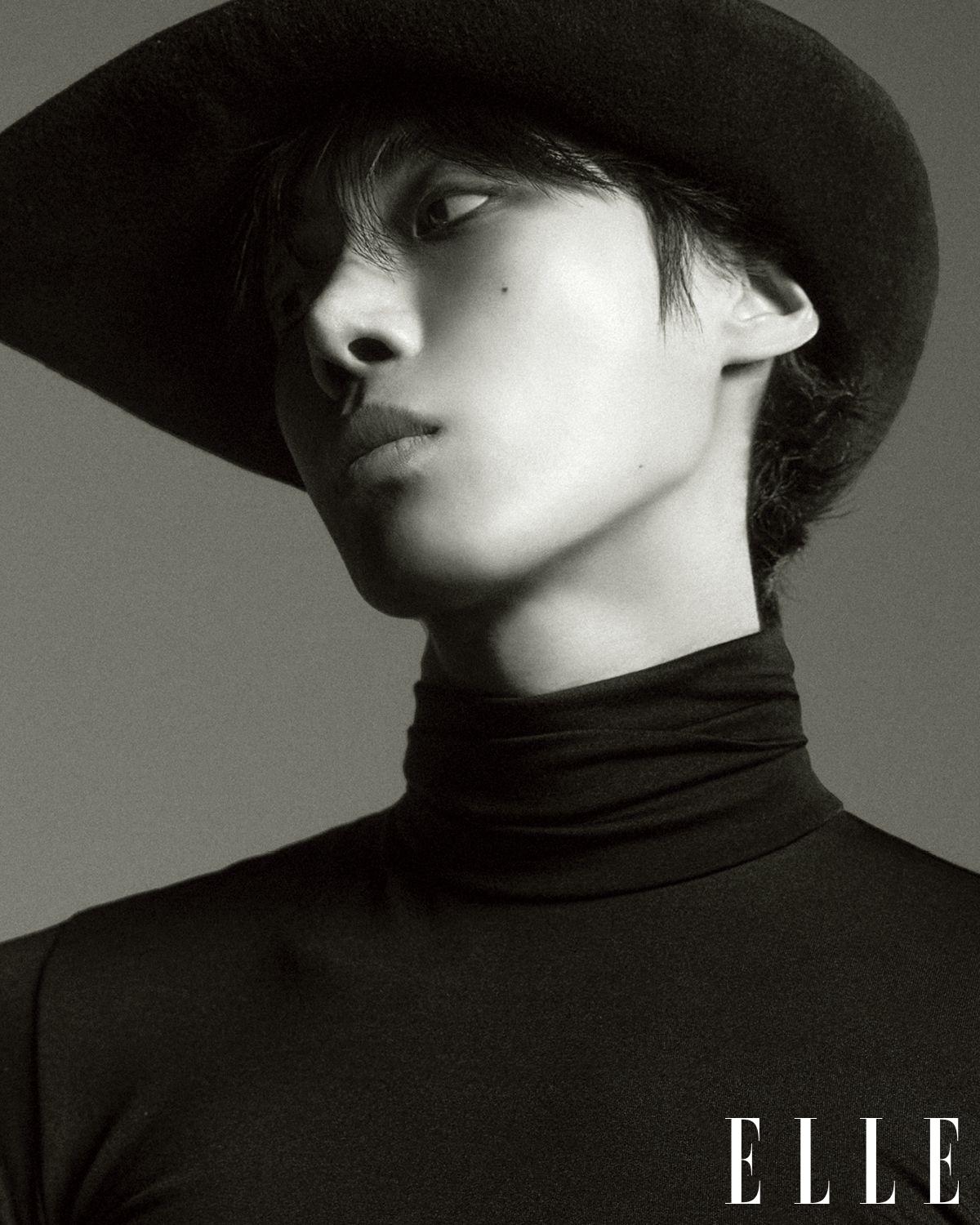 톱은 Celine. 모자는 SF1oG. (오른쪽) 니트는 Courrèges. 티셔츠는 Hanes. 팬츠는 Juun. J. 모자는 Paul Harnden Shoemakers. 슈즈는 Balenciaga.