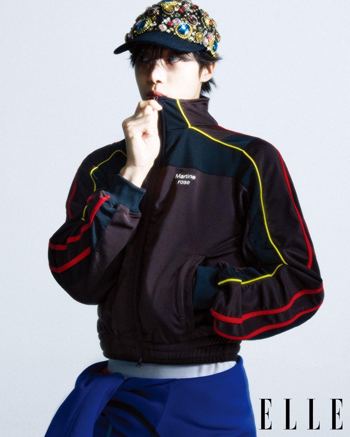 트랙 재킷은 Martine Rose. 이너 웨어로 입은 슬리브리스는 Cos. 레이어드 쇼츠는 모두 Bless. 레이어드 트랙 재킷은 Prada. 모자는 Undercover. 