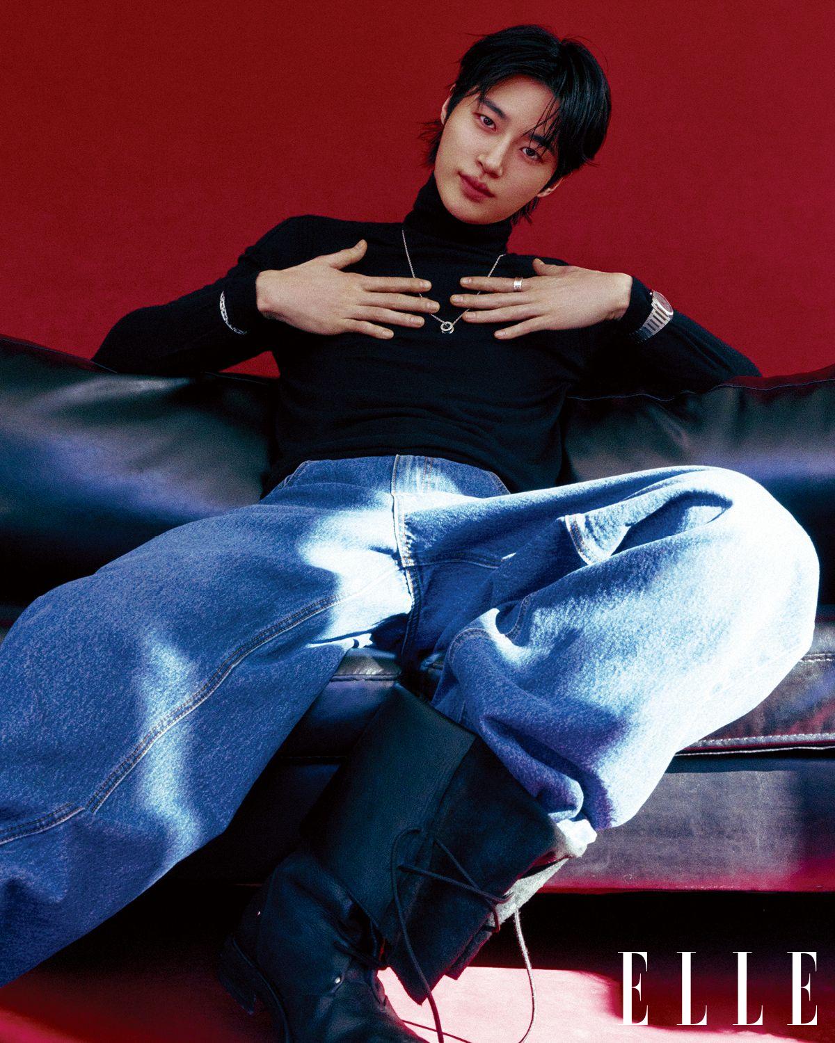 터틀넥 니트 톱은 John Varvatos. 블루 진은 Era. 부츠는 Negativethree.