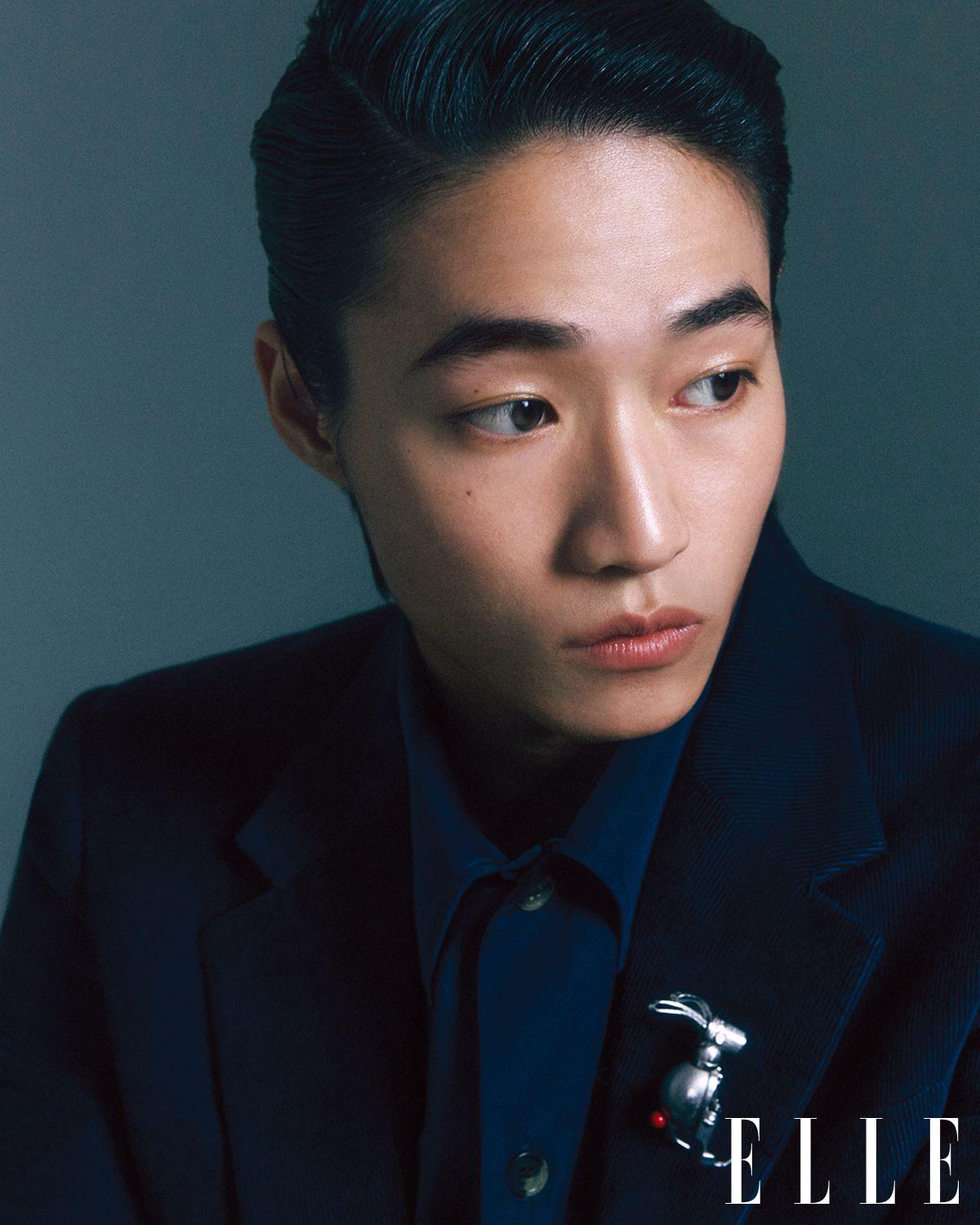 남성 셔츠와 코듀로이 블레이저, 브로치는 모두 Dior.