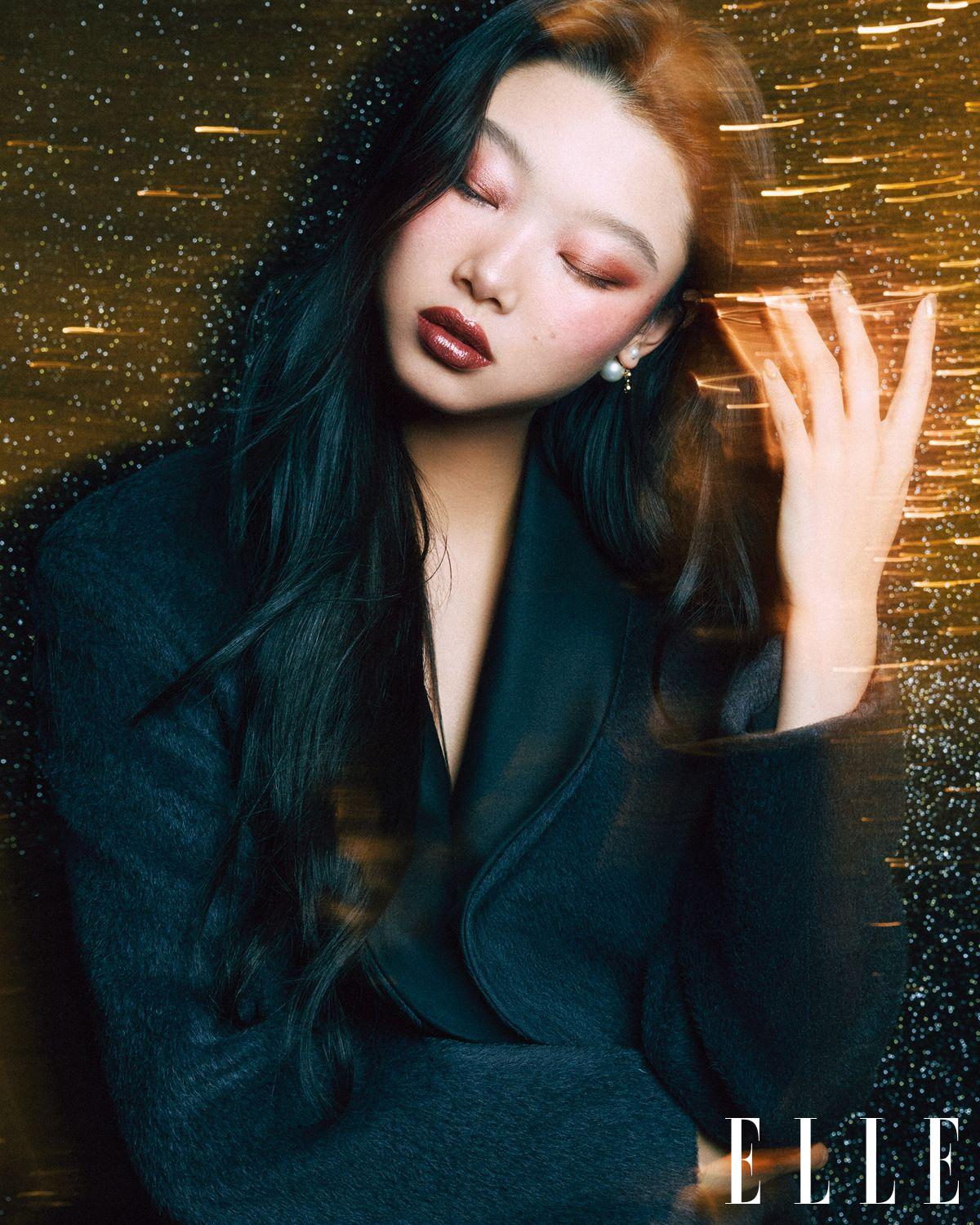 블랙 코트와 이어링은 모두 Dior.