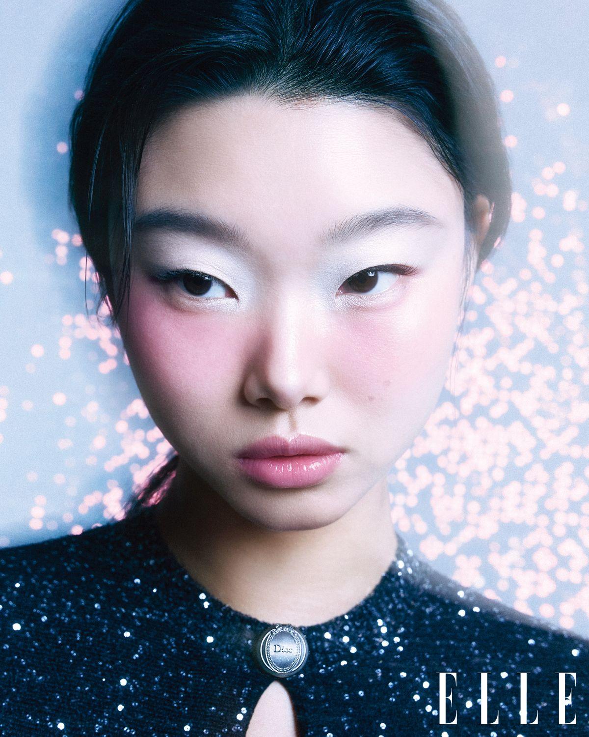 섬세한 스팽글이 화려하게 빛나는 상의는 Dior.
