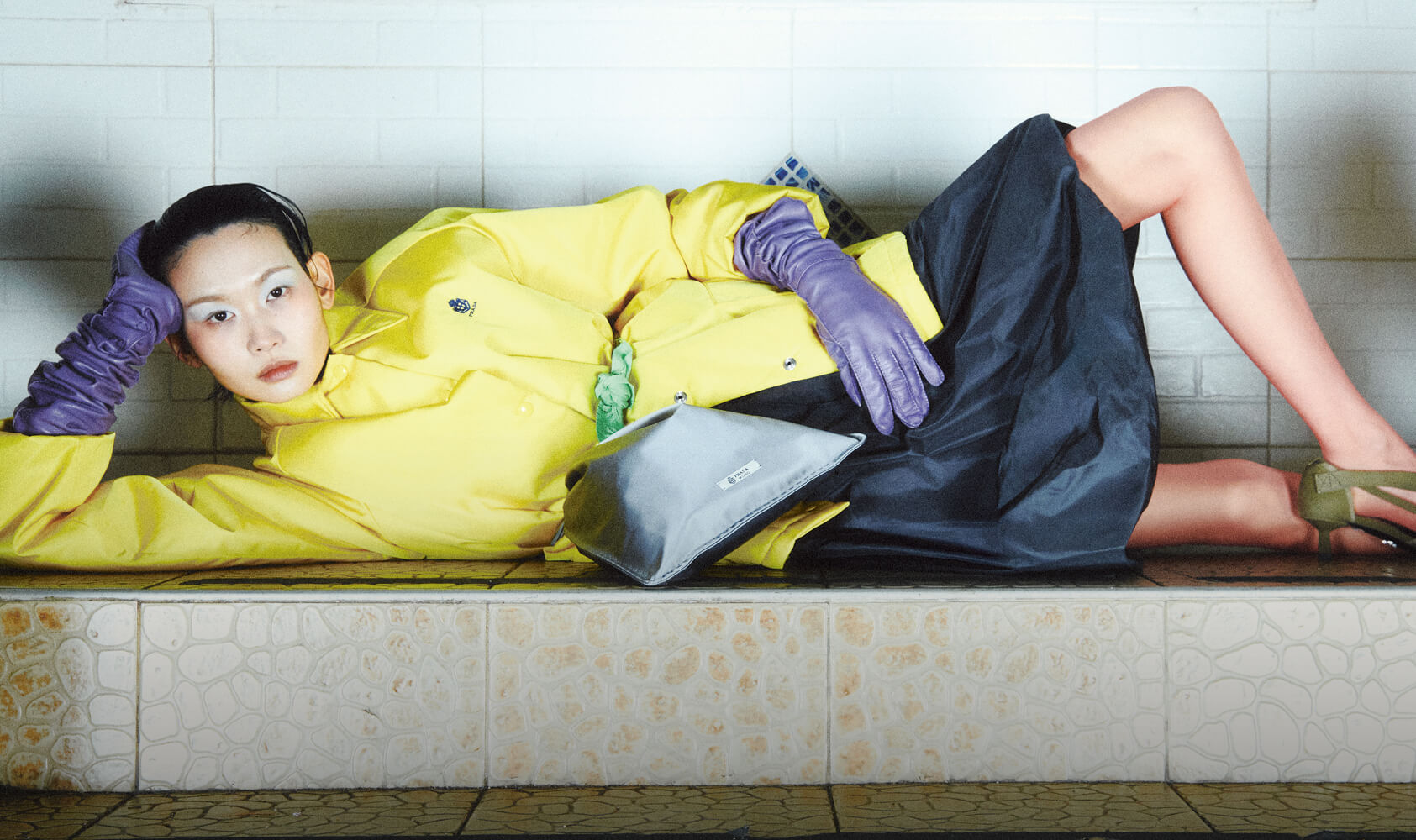 목욕탕에서도 떼놓지 못하는 프라다