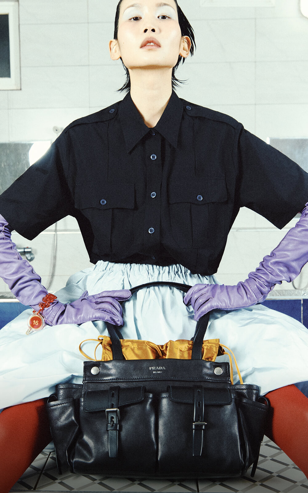 목욕탕에서도 떼놓지 못하는 프라다