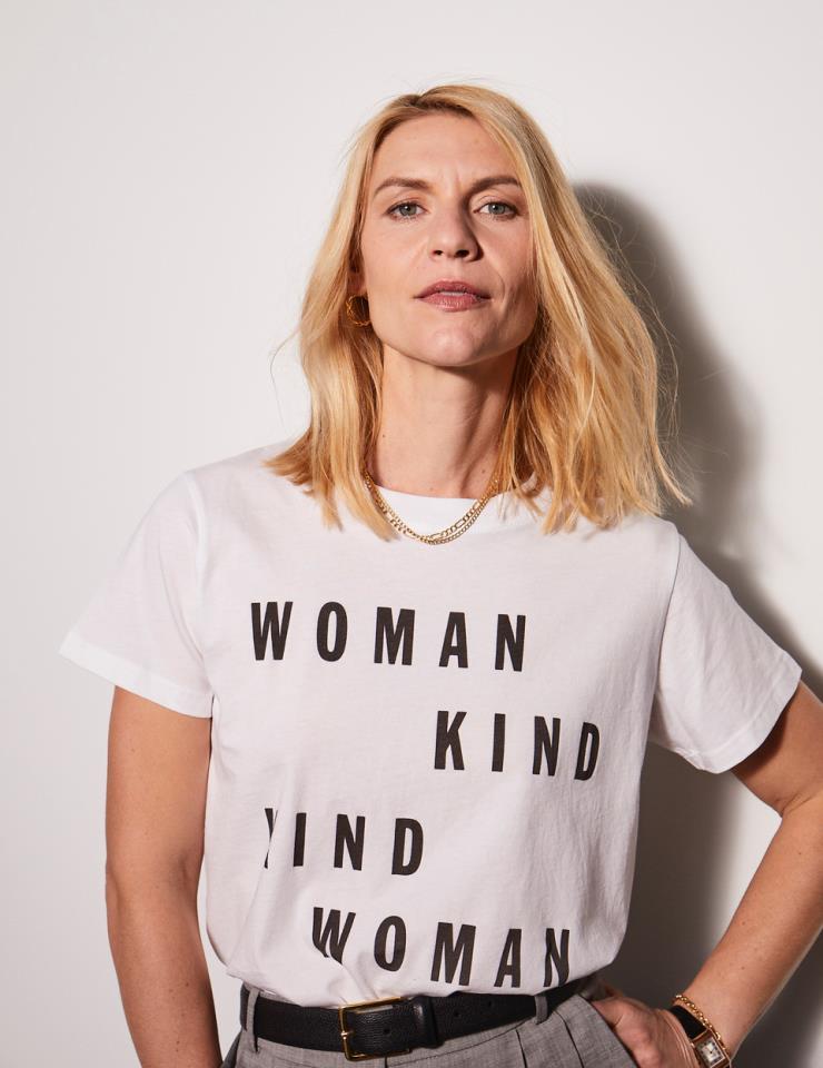 록산느 애슐린의 티셔츠를 입은 클레어데인즈. 