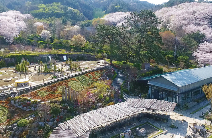 전망대 ‘하늘길’에서 내려다본 진해보타닉뮤지엄. 진해 바다를 뒤로한 채 펼쳐지는 수목원 광경은 계절마다 180&deg; 달라진다. 