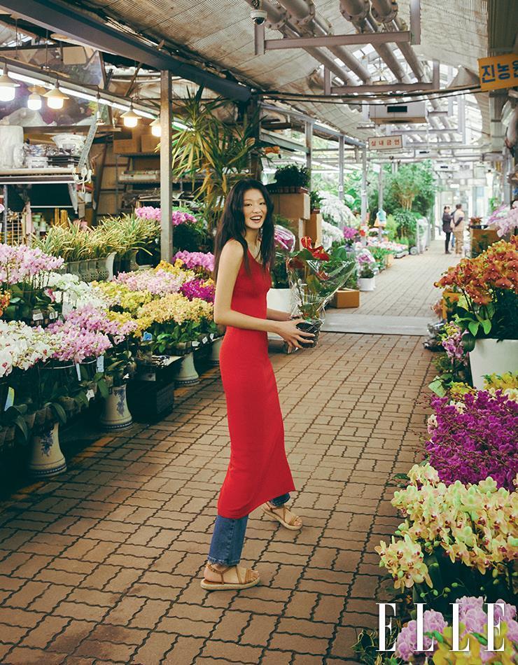 레드 슬리브리스 니트 드레스와 데님 팬츠, 스트랩 샌들은 Weekend Max Mara.