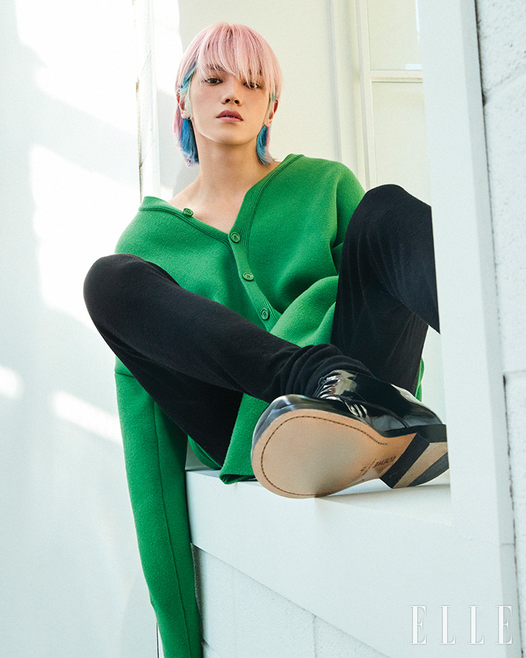 드레이프 카디건과 울 저지 레깅스, 테라 레이스업 슈즈는 모두 Loewe.