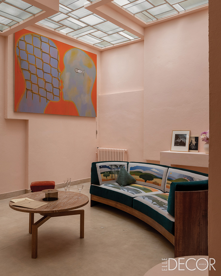  남부 특유의 따뜻한 컬러가 자연스럽게 어우러진 살롱.