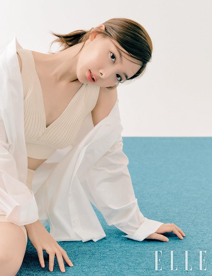 니트 크롭트 톱은 8 by Yoox. 니트 바이커 쇼츠는 J.Rium. 화이트 셔츠는 스타일리스트 소장품.