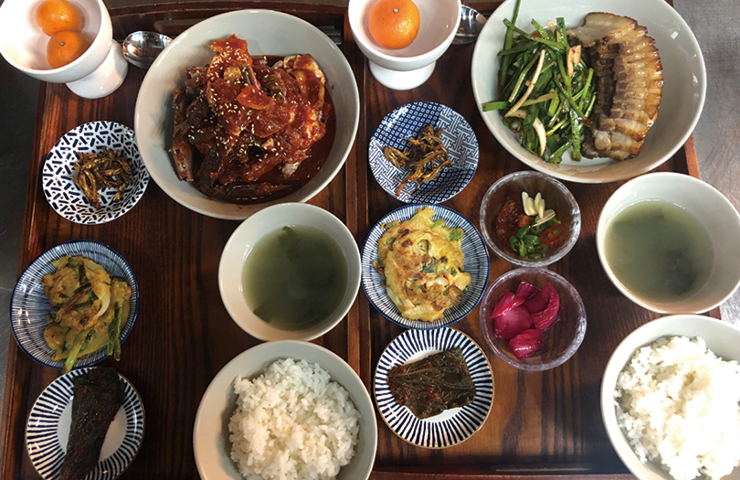 메뉴는 양념게장· 새우장· 보쌈정식, 딱 세 가지며 저녁에는 운영하지 않는다.