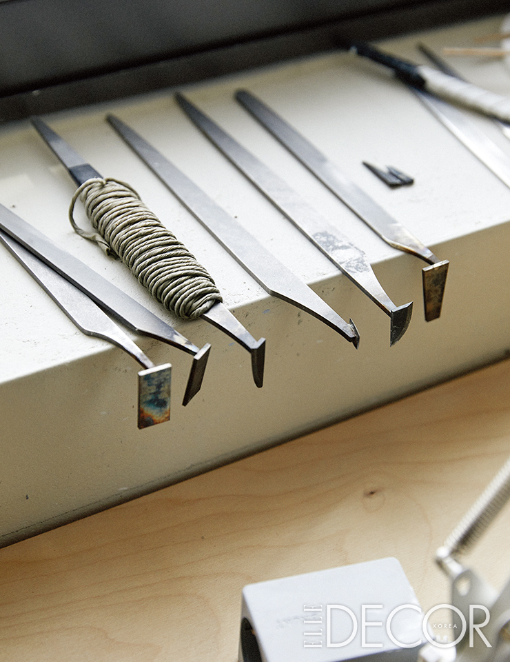 고도의 집중과 선택을 해야 하는 도예 작업의 매 순간을 함께하는 도구들.