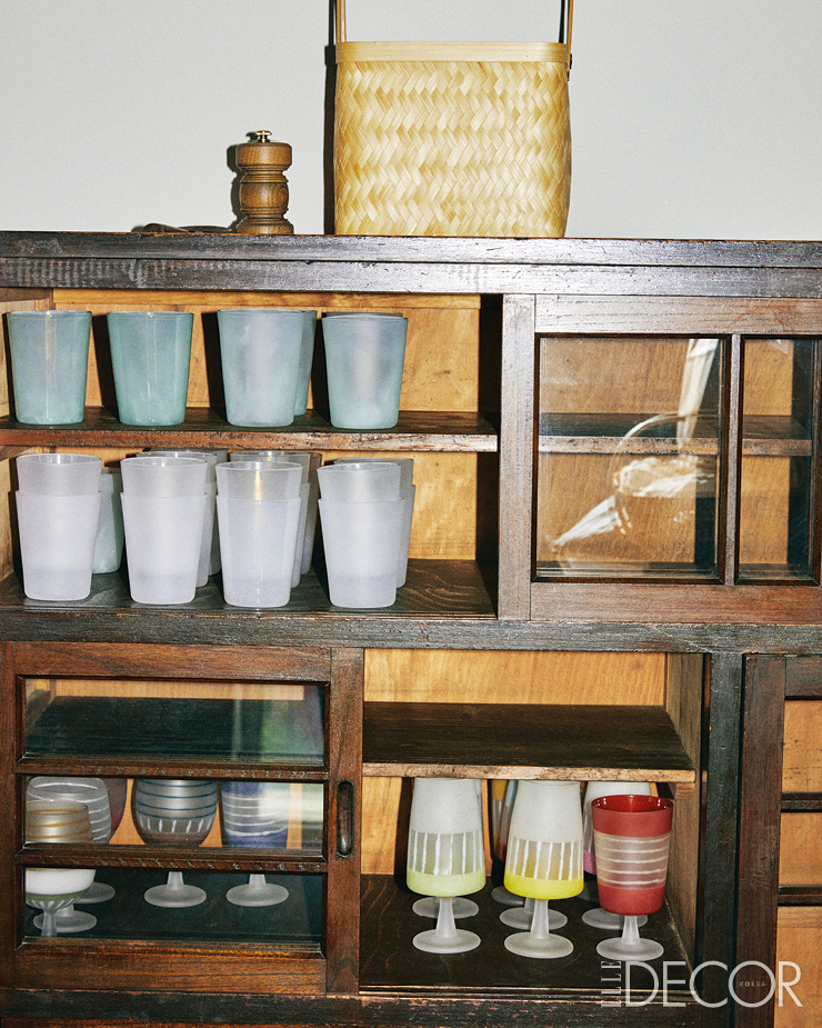 일본 빈티지 가구에 조성림 대표가 수집한 기물과 김동희 작가의 유리 작품을 줄지어 놓았다.