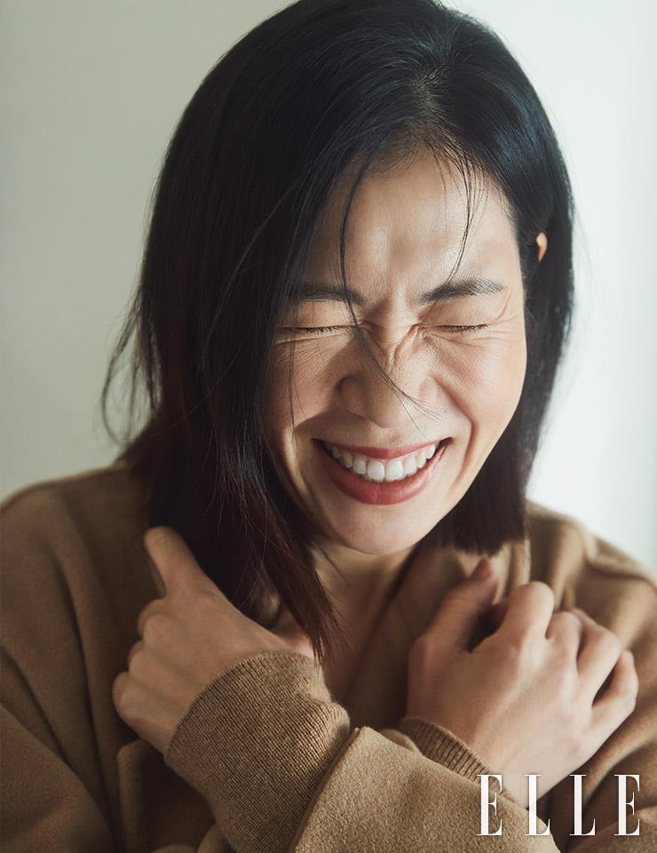 이너 웨어로 입은 니트는 Prendang. 코트는 MaxMara.