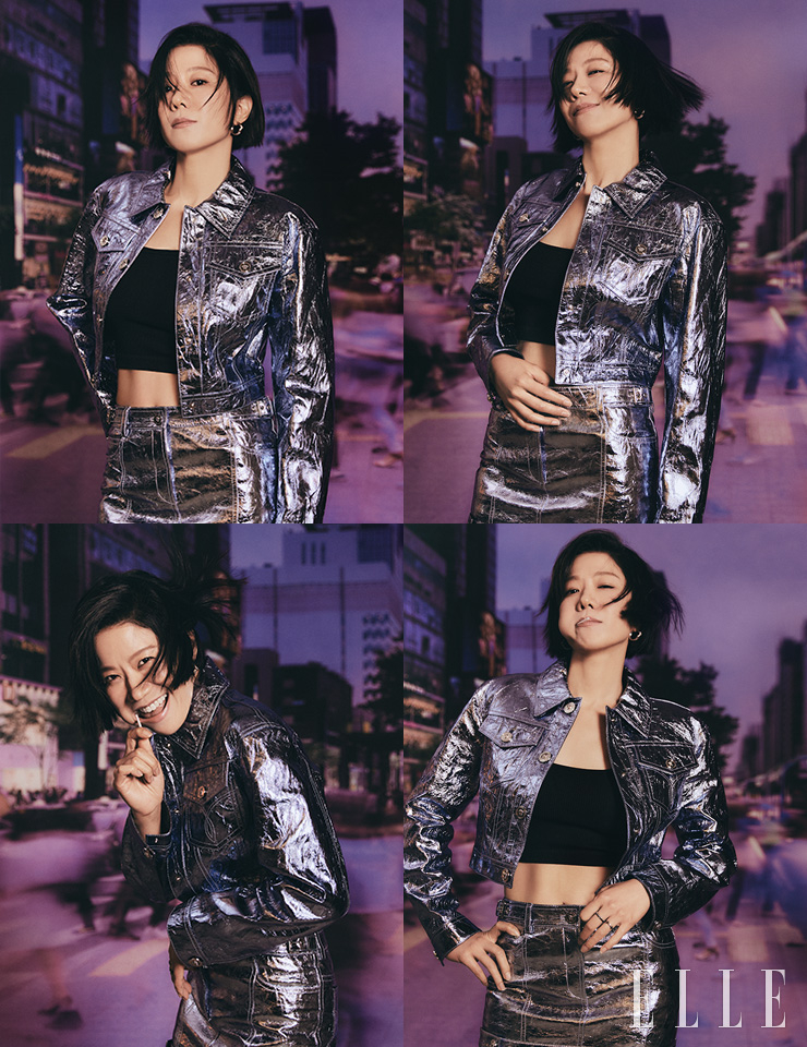 재킷과 스커트, 슈즈는 모두 Versace. 이어링은 Invisible Collage. 링은 Blackmuse.