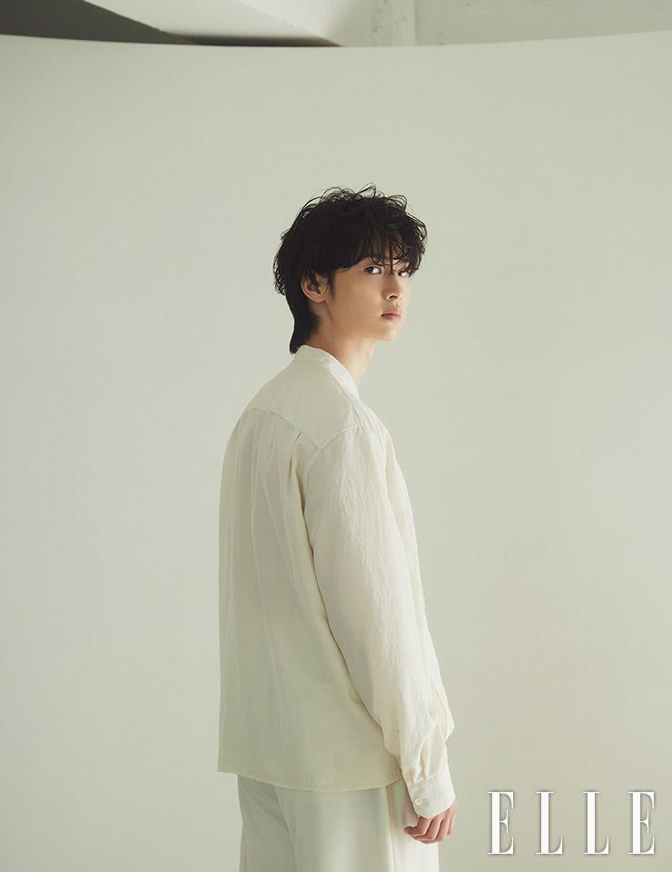 민트 베이지 컬러 셔츠는 Lemaire. 팬츠는 스타일리스트 소장품