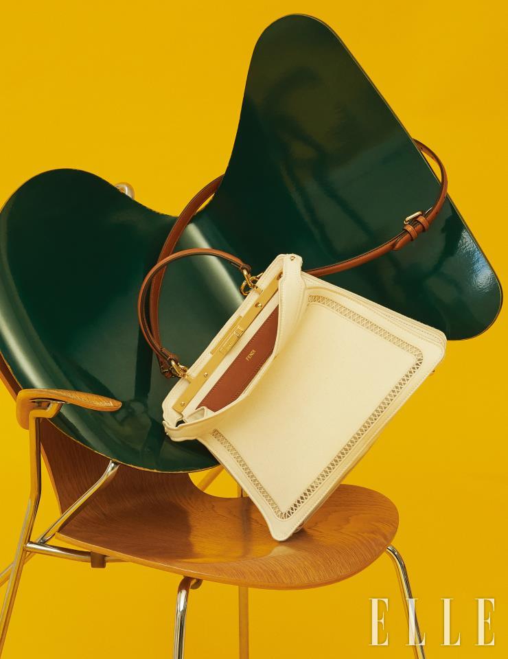 가장자리에 자수 디테일을 더한 ‘피카부 아이씨유 미디엄’ 백은 Fendi.