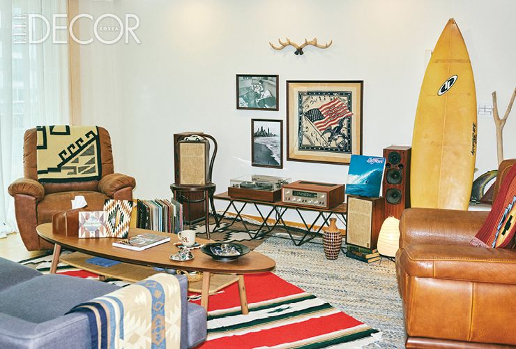 이국적인 패턴의 패브릭과 액자들이 가득한 박하빈의 거실. TV 없이 편안하게 휴식을 즐긴다. 