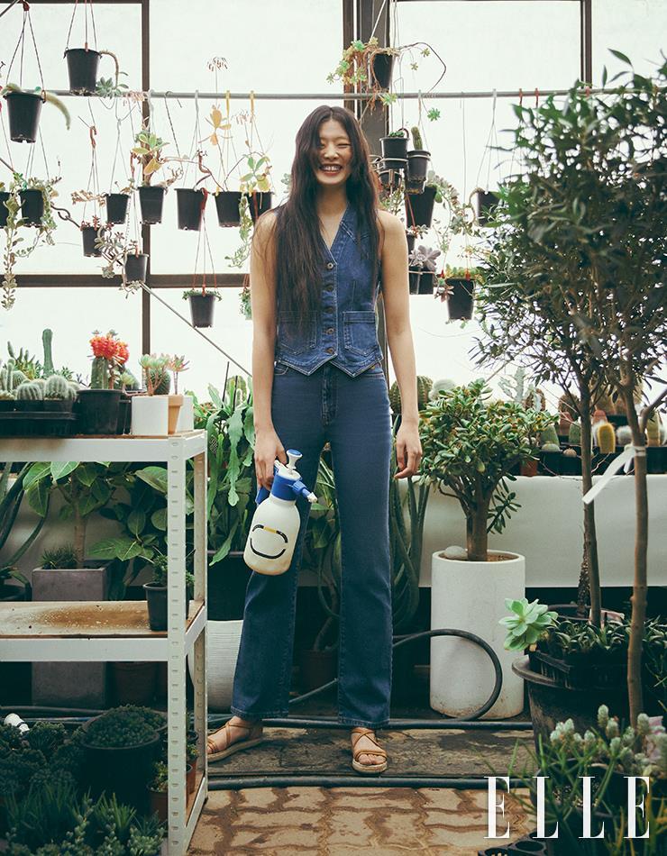 실용적인 포켓 장식의 데님 베스트와 자수를 놓은 데님 팬츠, 스트랩 샌들은 모두 Weekend Max Mara.