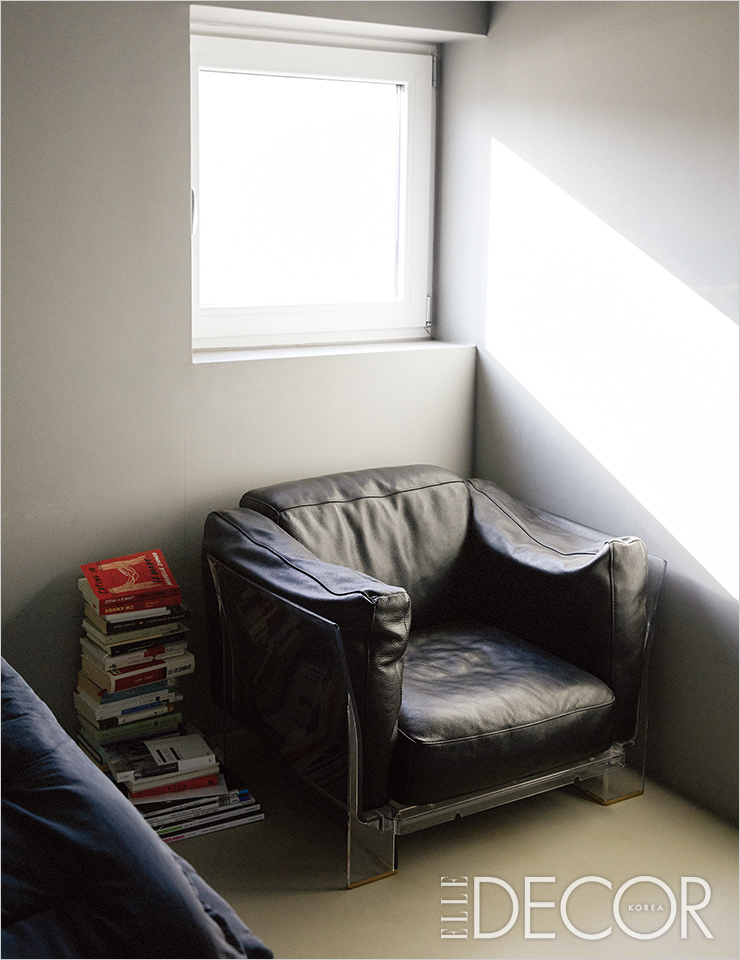 침대와 블랙 소파만 놓은 부부의 침실.