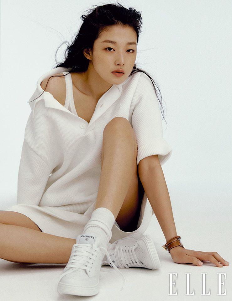 오버사이즈 피케 셔츠는 가격 미정, Lacoste Fashion show Collection. 슬리브리스 톱은 38만원 Off-White™. 레더 팬츠는 3백40만원, Bottega Veneta. 스니커즈는 가격 미정, Chanel. 클래식한 디자인의 아쏘 워치, 브레이슬렛은 가격 미정, 모두 Hermès. 삭스는 에디터 소장품. 