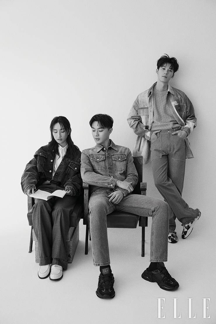 가가연이 입은 데님 재킷과 베스트, 셔츠, 팬츠, 벨트, 슈즈는 모두 Miu Miu. 시백우가 입은 데님 재킷과 팬츠는 Prada. 스니커즈는 Dolce & Gabbana. 허광한이 입은 톱과 데님 블라우스, 트라우저, 스니커즈는 모두 Fendi.