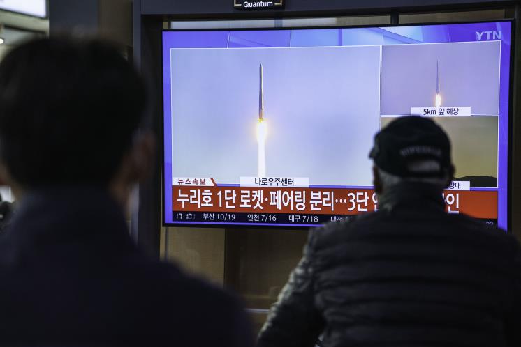 2021년 누리호 1차 시험 발사 당시 이를 TV로 지켜보는 시민들.