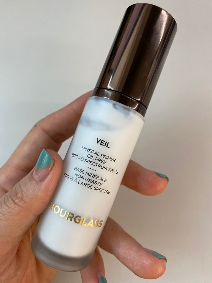 메이크업 베이스에 프라이머를 섞은 듯한 질감과 사용감을 지녔어요