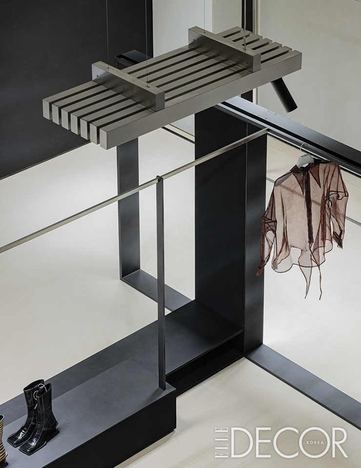 모든 집기를 분해 할 수 있는 엠프티의 1층과 2층. 전면부의 디지털 월 속 미디어아트에 따라 공간 분위기가 달라진다.