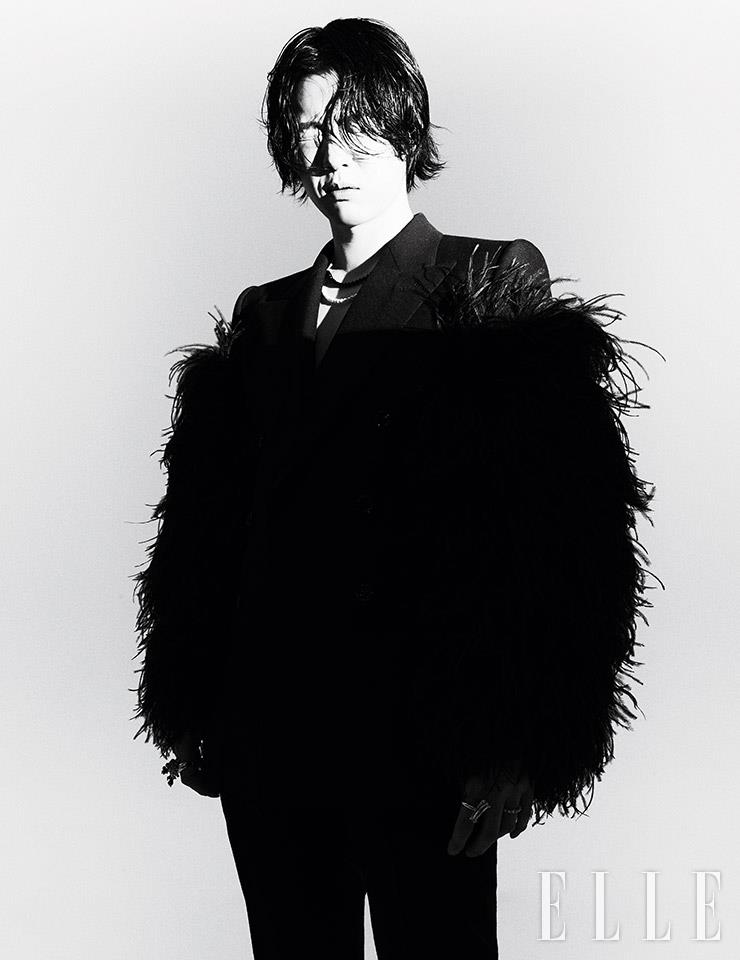 페더 장식의 재킷은 Gucci. 네크리스는 Portrait Report. 